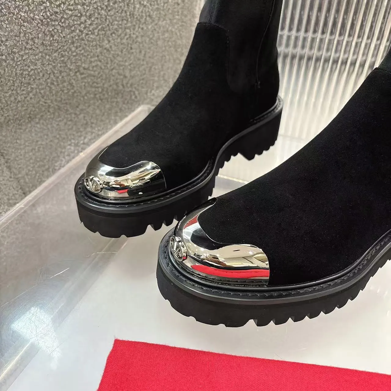 👟👟Ex-factory price 720👟👟 2026𝑉𝐴𝐿𝐸𝑁𝑇𝐼𝑁𝑂 Valentino ♡ͥ | 💫Purchase level🔍 Classic Valentino’s special textured hardware brings out a full sense of luxury After putting it on my feet, I was shocked that my feet looked slimmer! The new season lives up to expectations! Worth buying ❥The original method is absolutely sentimental ❥Elegant style creates a different feeling🙈 Simple temperament style!  ♡ show bdetails ———————————— ⊿▸: Code number｜35-40 (41. Customized) ⊿▸: Material｜Imported calfskin + elastic pu ⊿▸: Lining |Sheepskin ⊿▸: Code number 35-40 (41. Customized)